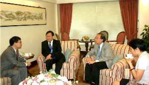 香港中文大學副校長鄭振耀教授（右二）與中山大學副校長許寧生教授（左二）會面